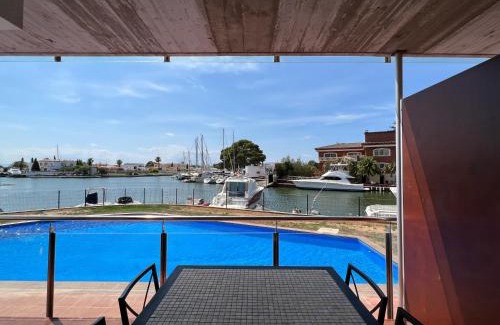 Santa Margarida Apartment | BLAU Apartamento frente a los canales y las puestas de sol de Roses