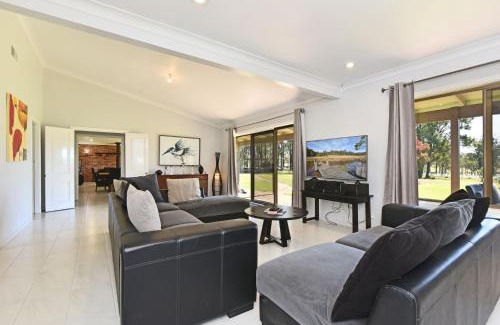 Pokolbin House | Blaxlands Kangaroo Homestead with Hot Tub walk to Concerts and Wineries