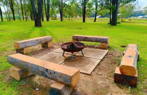 Pokolbin House | Blaxlands Kangaroo Homestead with Hot Tub walk to Concerts and Wineries
