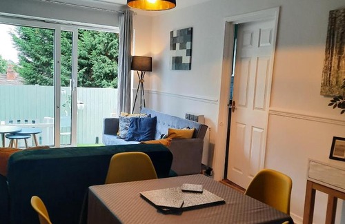 Birmingham Apartment | Blenheim Way is a beautiful apartment in a quiet location yet minutes from major attractions and City centre Great for families Sleeps 6