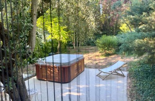 Lauris House | Bleu de Provence, chambre privé, jardin & jacuzzi