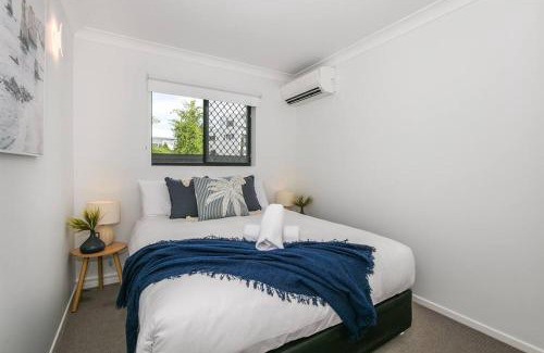 Broadbeach Waters House | Bliss At Broadbeach - Large canal facing property