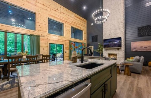 Broken Bow Cabin | Blissful Pines Pool & Play Resort -Sleeps 22