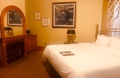 Pacific Grove Hotel | Blocks from Ocean - KING BEDROOM SUITE