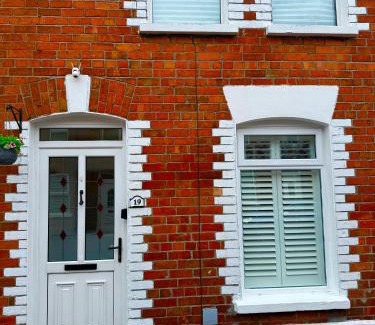 Belfast House | Bloom19 Traditional Belfast Entire House 10 mins from City Centre