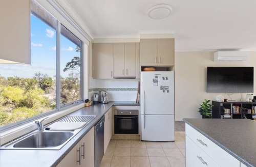 Ventnor House | Bloomfield Vistas - 1 minute walk to the beach