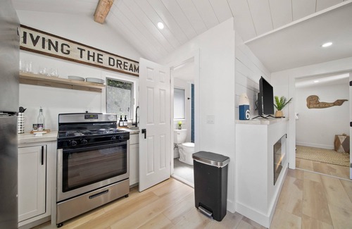 East Sandwich House | Blue Anchor Cottage - private hot tub getaway!