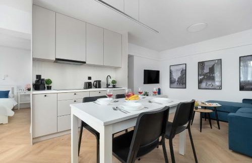 Baluty Apartment | Blue and White Apartment in Łódź with Furnished Balcony by Noclegi Renters