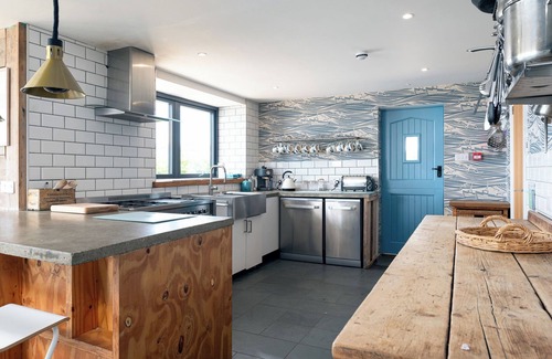 Trenance Cottage | BLUE BAY BEACH HOUSE, pet friendly, with hot tub in Mawgan Porth