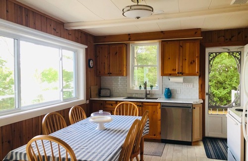 Gravenhurst Cottage | Blue Bliss Cottage with Separate Boat House Accommodations on Lake Muskoka 4b/2b