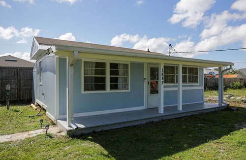 Gulf Breeze Cottage | Blue Breeze Cottage: Pet-Friendly, Park Your RV!