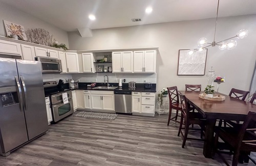 Blue Springs House | Blue House - Cozy 3 Bedroom, King Bed, Rotary Park