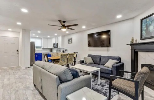 South Salt Lake House | Blue Ivy Oasis - New Remodel - Cozy n' Spacious.