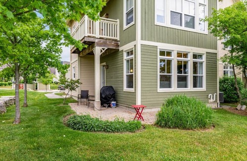 The Blue Mountains House | Blue Mountain Getaway Located on Golf Course