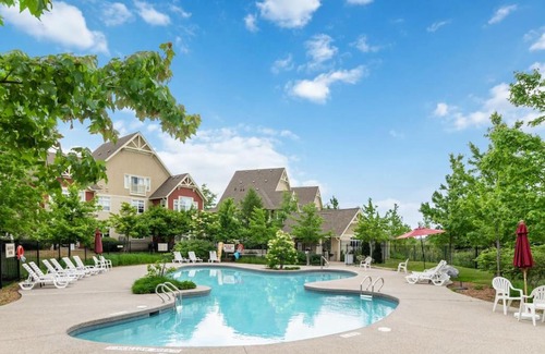 The Blue Mountains House | Blue Mountain Getaway Located on Golf Course
