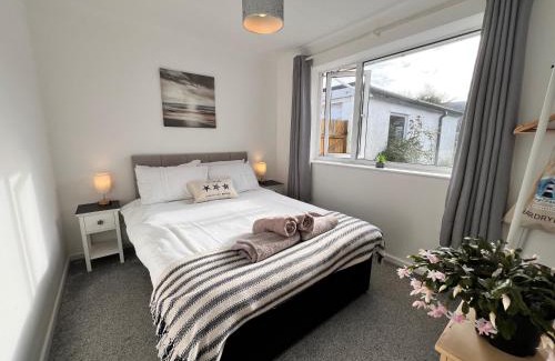 Pentraeth House | 'Blue Sky' 2 Bedroom Enclosed Garden Parking WiFi