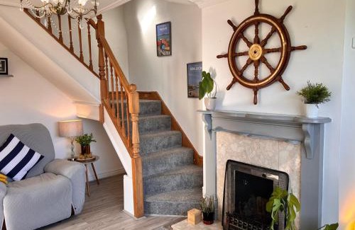 Pentraeth House | 'Blue Sky' 2 Bedroom Enclosed Garden Parking WiFi