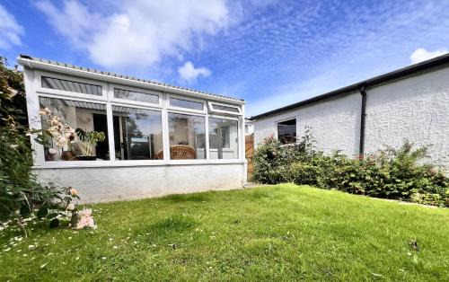 Pentraeth House | 'Blue Sky' 2 Bedroom Enclosed Garden Parking WiFi