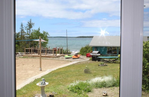 Northern Bruce Peninsula Cottage | BLUE WATER COTTAGE - WATERFRONT COTTAGE,TOBERMORY- LICENCE- STA-2024-285