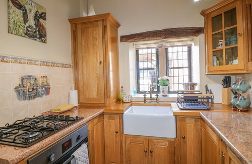 South Wingfield Cottage | BLUEBELL COTTAGE, pet friendly, with hot tub in Oakerthorpe