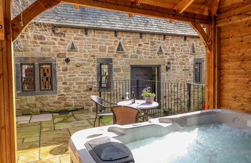 South Wingfield Cottage | BLUEBELL COTTAGE, pet friendly, with hot tub in Oakerthorpe