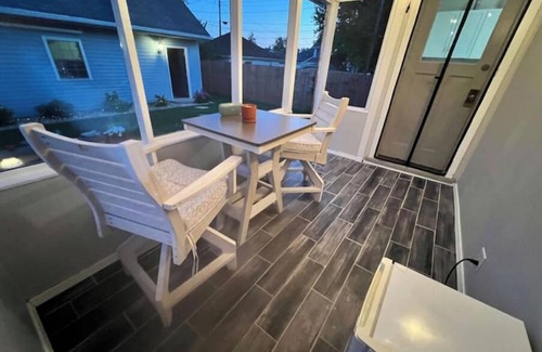 Dayton House | Blueberry Bungalow with Stunning Patio & Garden