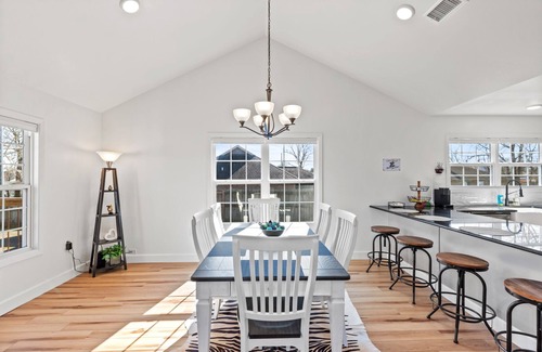 Mena House | BLUEBERRY COTTAGE is superbly located in Mena. WIFI, ALL NEW, Just Remodeled