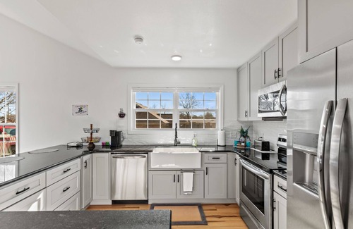 Mena House | BLUEBERRY COTTAGE is superbly located in Mena. WIFI, ALL NEW, Just Remodeled