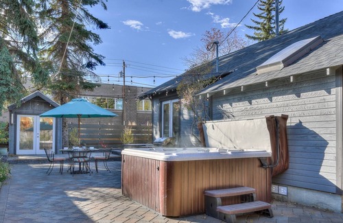Old Bend House | Bluebird Day - Box Factory Bungalow - Walk to Downtown - Hot Tub