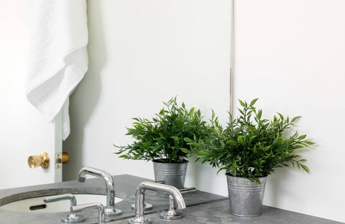 Saratoga Springs Hotel | Bluebird Spa City Motor Lodge