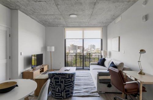Edgewater Apartment | Blueground Wynwood gym roof pool nr dining MIA-93