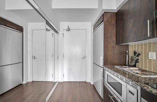 Toronto Entertainment District Apartment | Bluejaysway