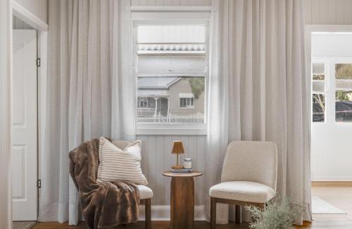 Rangeville House | Bluewood Cottage - Cozy Charm, Steps from the City