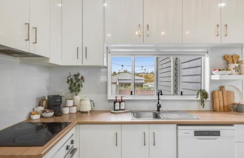 Rangeville House | Bluewood Cottage - Cozy Charm, Steps from the City