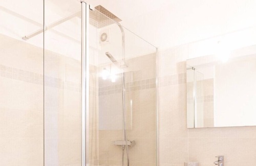 Antibes Old Town Apartment | BNB RENTING Chez Dominique - 1 bedroom 2-4pers Center Antibes Migrainier/1