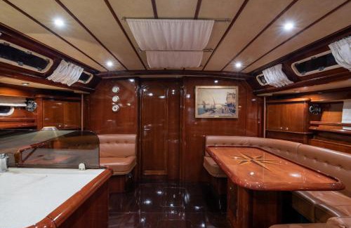 Palaio Faliro Boat Rental | Boat Aiolis in the Athenian Riviera!