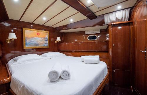 Palaio Faliro Boat Rental | Boat Aiolis in the Athenian Riviera!
