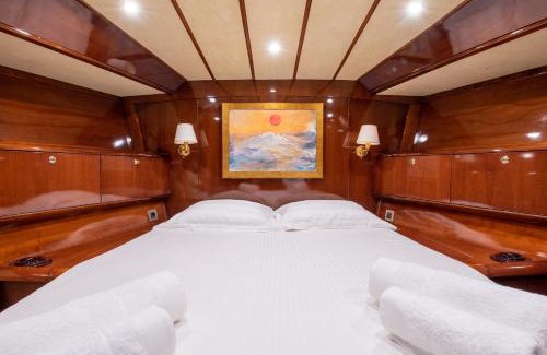 Palaio Faliro Boat Rental | Boat Aiolis in the Athenian Riviera!