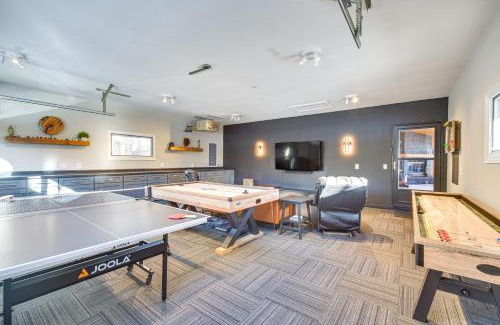 Hayward House | Boat Dock, Full Gym Waterfront Nelson Lake Gem!