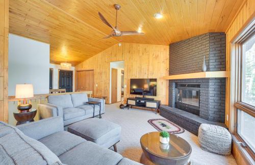 Hayward House | Boat Dock, Full Gym Waterfront Nelson Lake Gem!