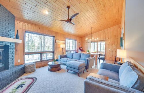 Hayward House | Boat Dock, Full Gym Waterfront Nelson Lake Gem!