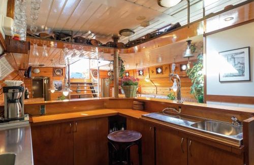 Leiden Boat Rental | Boat in Leiden near City Center & Museums