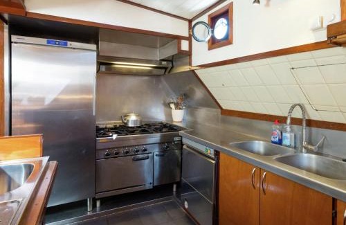 Leiden Boat Rental | Boat in Leiden near City Center & Museums