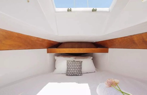 Barceloneta Boat Rental | Boat Milo at Barcelona center. no