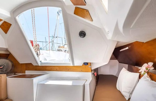 Barceloneta Boat Rental | Boat Milo at Barcelona center. no