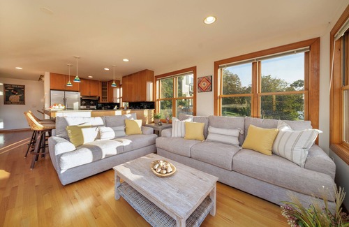 Momauguin House | Boater's paradise 3-bedroom waterfront home clean, modern, private