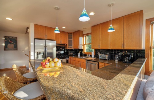 Momauguin House | Boater's paradise 3-bedroom waterfront home clean, modern, private