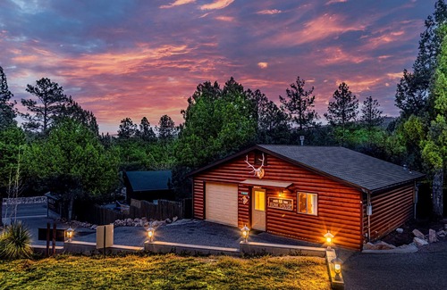 Christopher Creek Cabin | Bobcat Bunkhouse Cabin KING bed, WIFI, deck, full kitchen & BBQ-washer & dryer