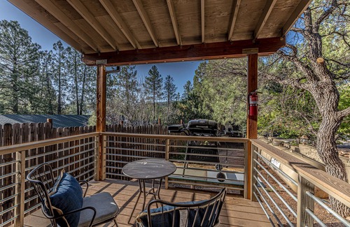 Christopher Creek Cabin | Bobcat Bunkhouse Cabin KING bed, WIFI, deck, full kitchen & BBQ-washer & dryer