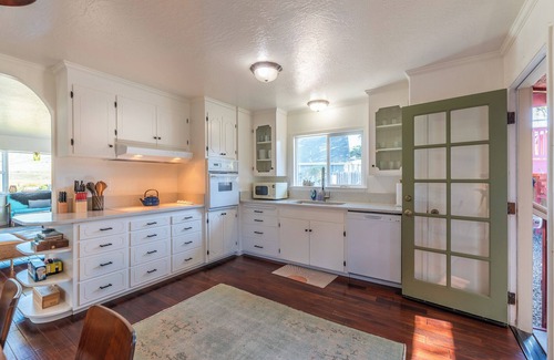 Salmon Creek House | BodegaBreeze~Chill Coastal Home+Studio -Bodega Bay,Walk to Beach/HotTub/WiFi
